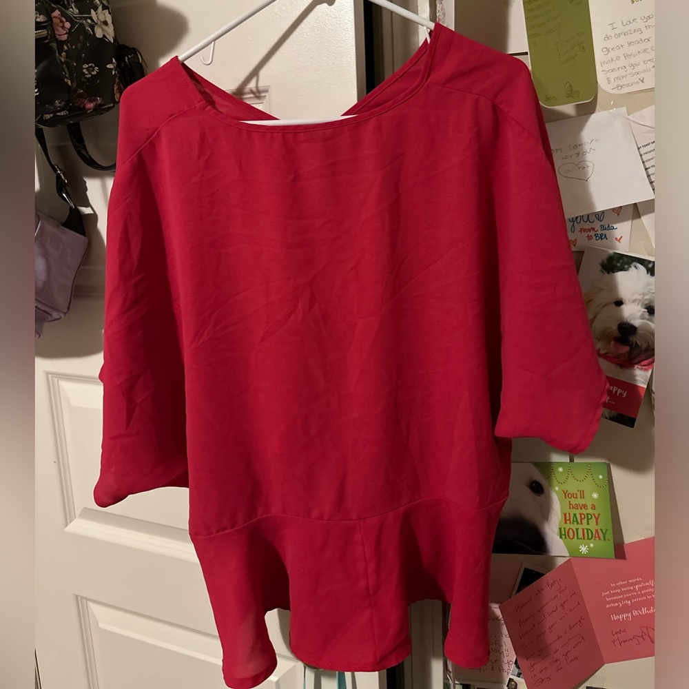 I am selling this beautiful pink flowey shirt that’s also in excellent condition